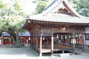 舞殿の向こうが諏訪社