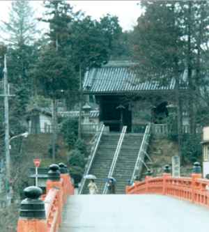 御神橋より望む多田神社