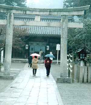 随神門を望む