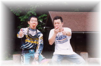 トマトをほうばる2人