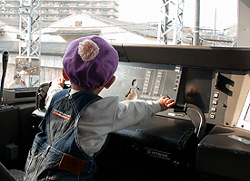子どもたち念願のラピート運転台見学