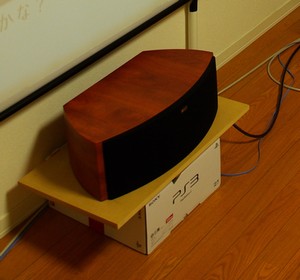 PS3の箱+雑誌(日経エレ)+スペーサーで傾斜+MDFボード+10円玉