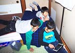孫3人、私の部屋で