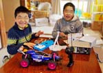 孫達、家でおもちゃを開梱