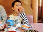 ジャンボ海老を食べる孫