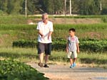 散歩する孫と爺