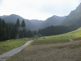 ゲレンデより仙谷、山頂方面を見上げる