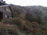 お亀ヒュッテより西熊山を見上げる