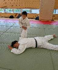 兵庫県川西市民体育館で合気道の小手返しで立って固めた子供 　