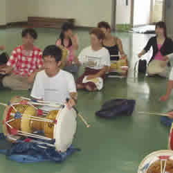 テーンズキャンプのようす 韓国の太鼓を練習する相生教会の盛君