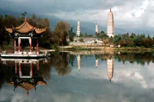 三塔寺が綺麗に映る公園。写真で見ると綺麗だね〜(^^)