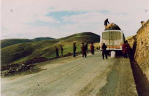 おんぼろバスはチベット高原を歩くように進んで行く・・