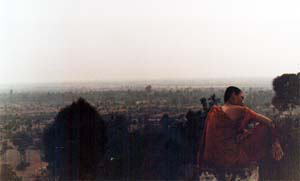黄昏るカンボジアの僧侶。僕ではありません（＾＾）