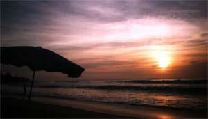 夕暮れのレギャンビーチ。インド洋に沈む夕日は格別です。
