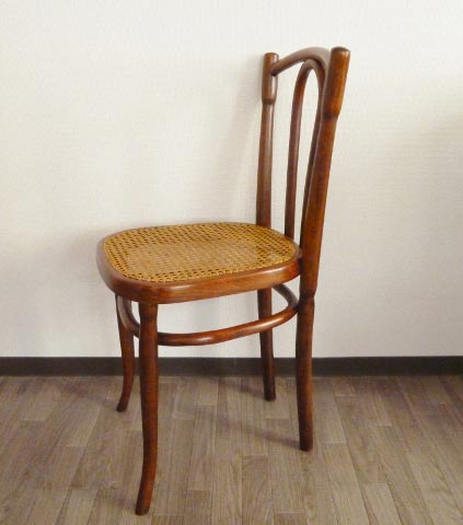 A-06 �r�X�g���`�F�A�[