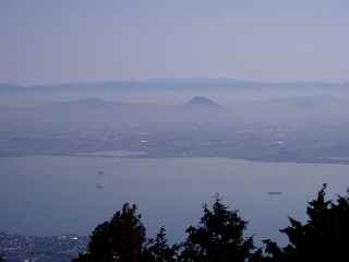 琵琶湖と三上山