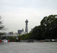 写真美術館から通天閣を望む