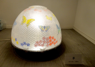 大阪工芸展入選　夢　光を放ちながら回転する夢のようなガラスオブジェ