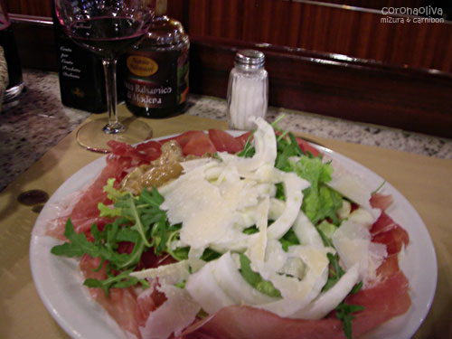 大きなお皿にたんと入って、これだけでもお腹いっぱいですぅ~