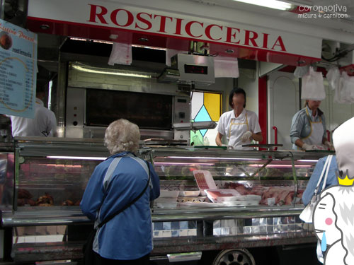 大型車のRosticceria(焼いたモンやら総菜やら売ってる店)も!