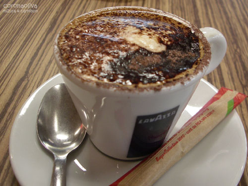 アホの一つ覚えで'Caffe con panna e unpo di cacao sopra'(ホイップとカカオを上にちょっとかけたカッフェ)