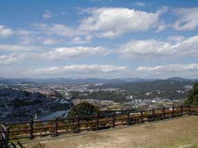 池田城跡から見た景色。手前の柵は昔は城壁風だったのに。