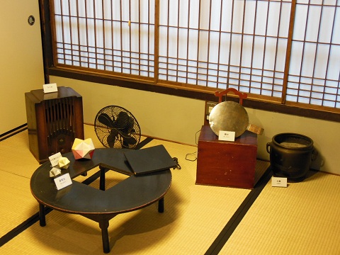ラジオ・扇風機・卓袱台・鏡台・火鉢