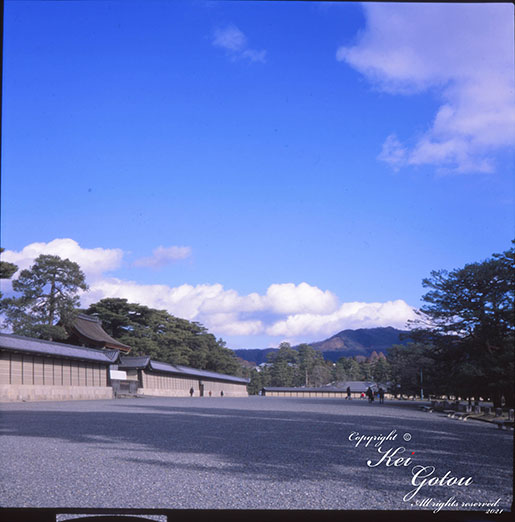 京都御所清水谷家の椋から大文字山を望むカラー写真