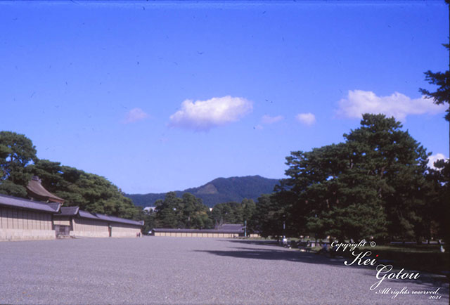 京都御所清水谷家の椋から大文字山を望むカラー写真