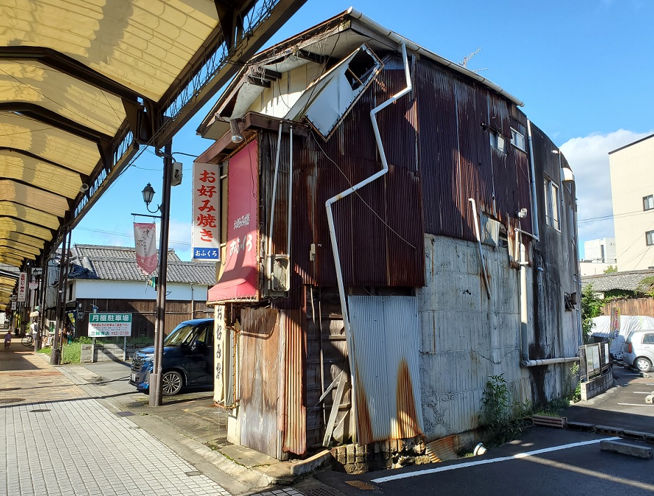 川の上の家