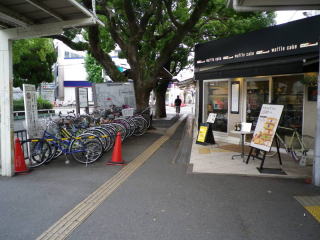 カフェの前を通り過ぎる