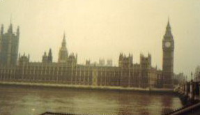 イギリスの国会議事堂
ビッグベン
(大時計も見えます)
