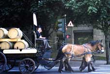 ワインの樽を運ぶ馬車