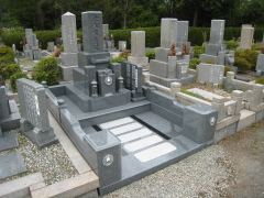 お墓は１０寸型石碑３重台