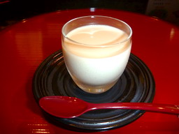 自家製　小倉豆乳プリン　（つぶあん入り）　　　　　　　　　　　北海道産小豆使用