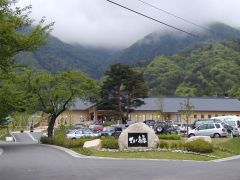 マキノ高原温泉 さらさ 後ろはスキー場・オートキャンプ場