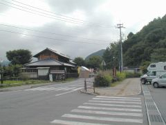 道の駅駐車場の向かい側に温泉、レストラン施設があります。