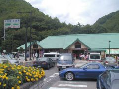 いろんな試食がありおいしかった(@_@;)ラブは、川で人泳ぎ