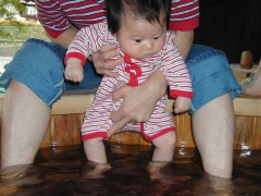 またまたおじゃま・・今度は孫と一緒に足湯(^_^)