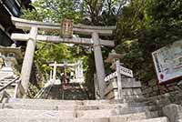 神社の鳥居、その上にお寺の鳥居