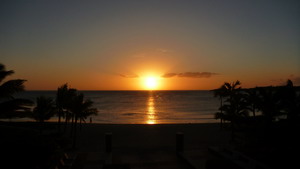 インターコンチネンタルホテル前ビーチから見える水平線に沈む夕陽