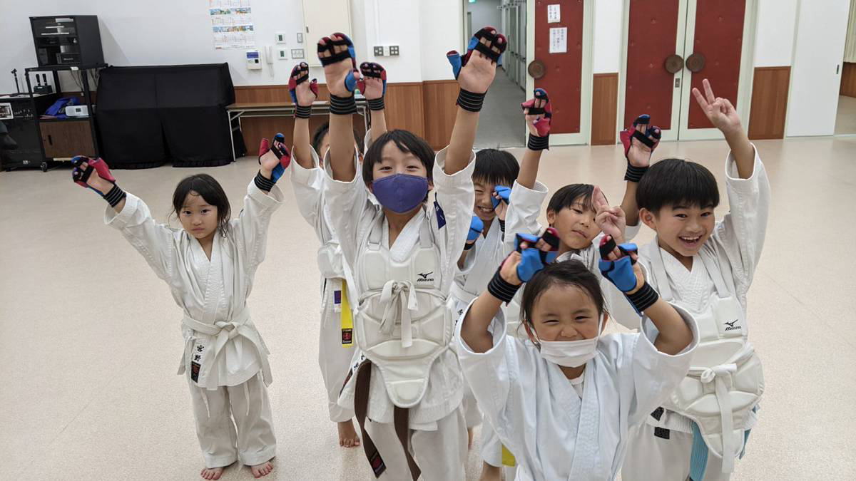 道場で空手の練習をする子どもたち