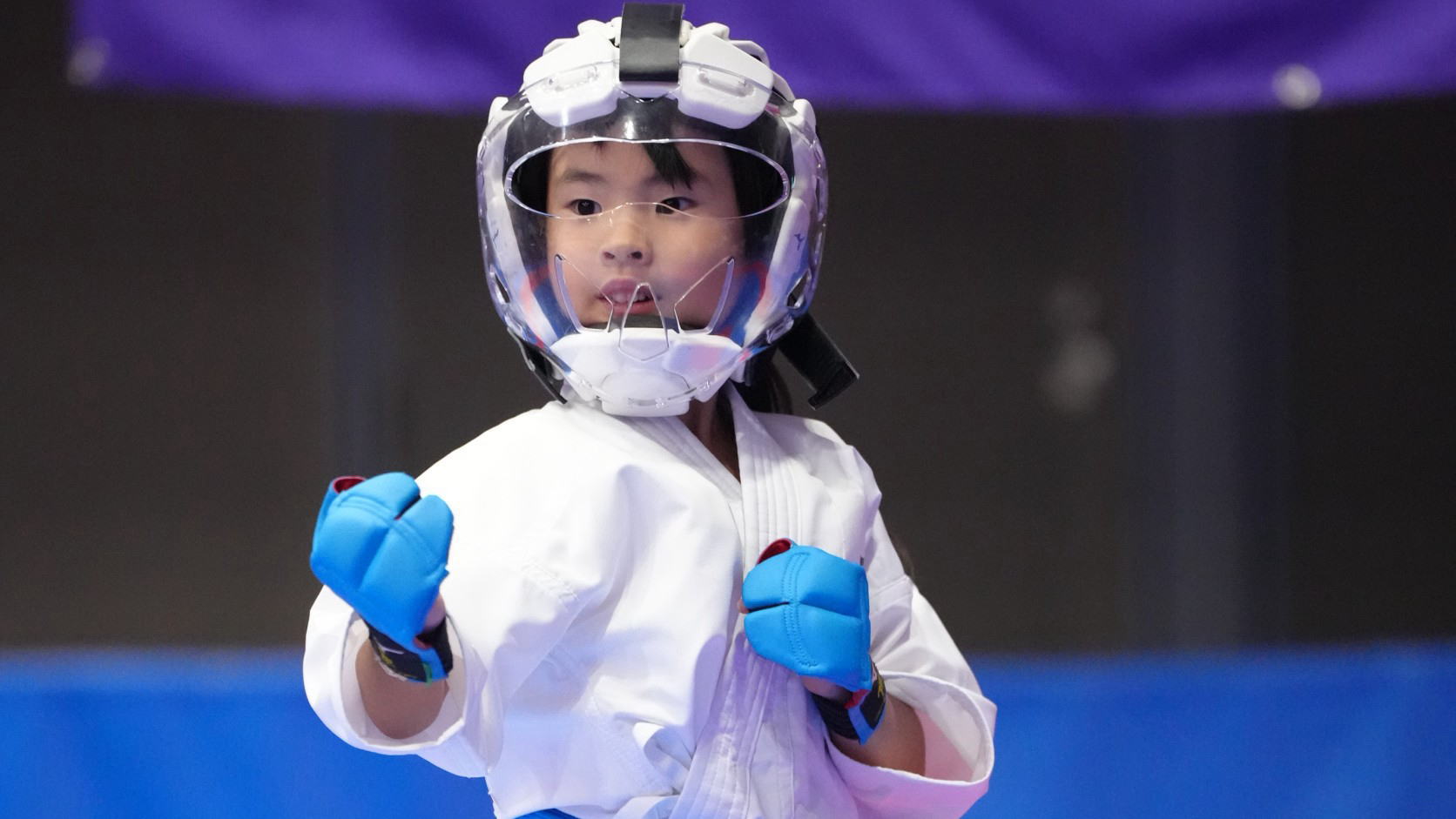 全日本少年少女空手道大会（全少）の組手競技に臨む選手