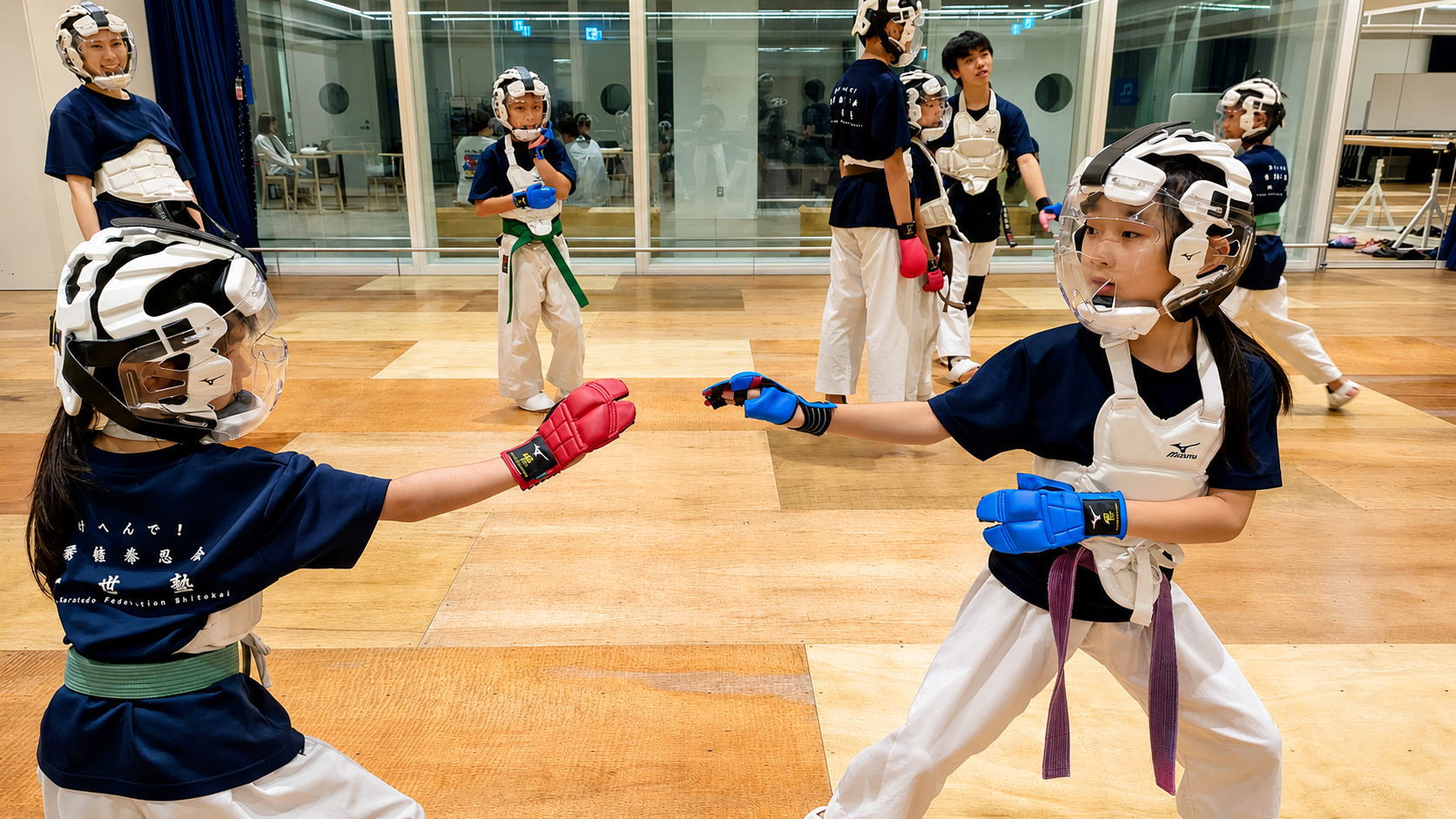 女子選手が組手の練習をする一世塾のアトム隊