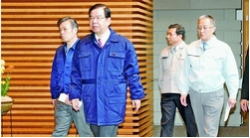 首相官邸を出る志位和夫委員長らの写真