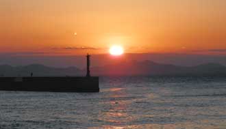日間賀島の朝日