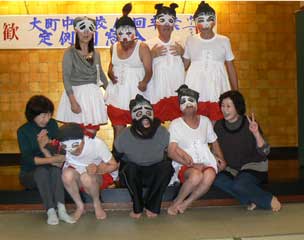 恒例の大町踊りで大はしゃぎ