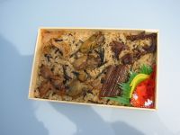 大粒の牡蛎の他に蛤やふきなども入ってます。
