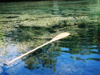 水が湧き出る鏡の間では、水が透き通っています。ガイドさんのパドルが流された!