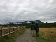 知床連山。向って右端に見える一番高い山が標高1660mの羅臼岳です。
